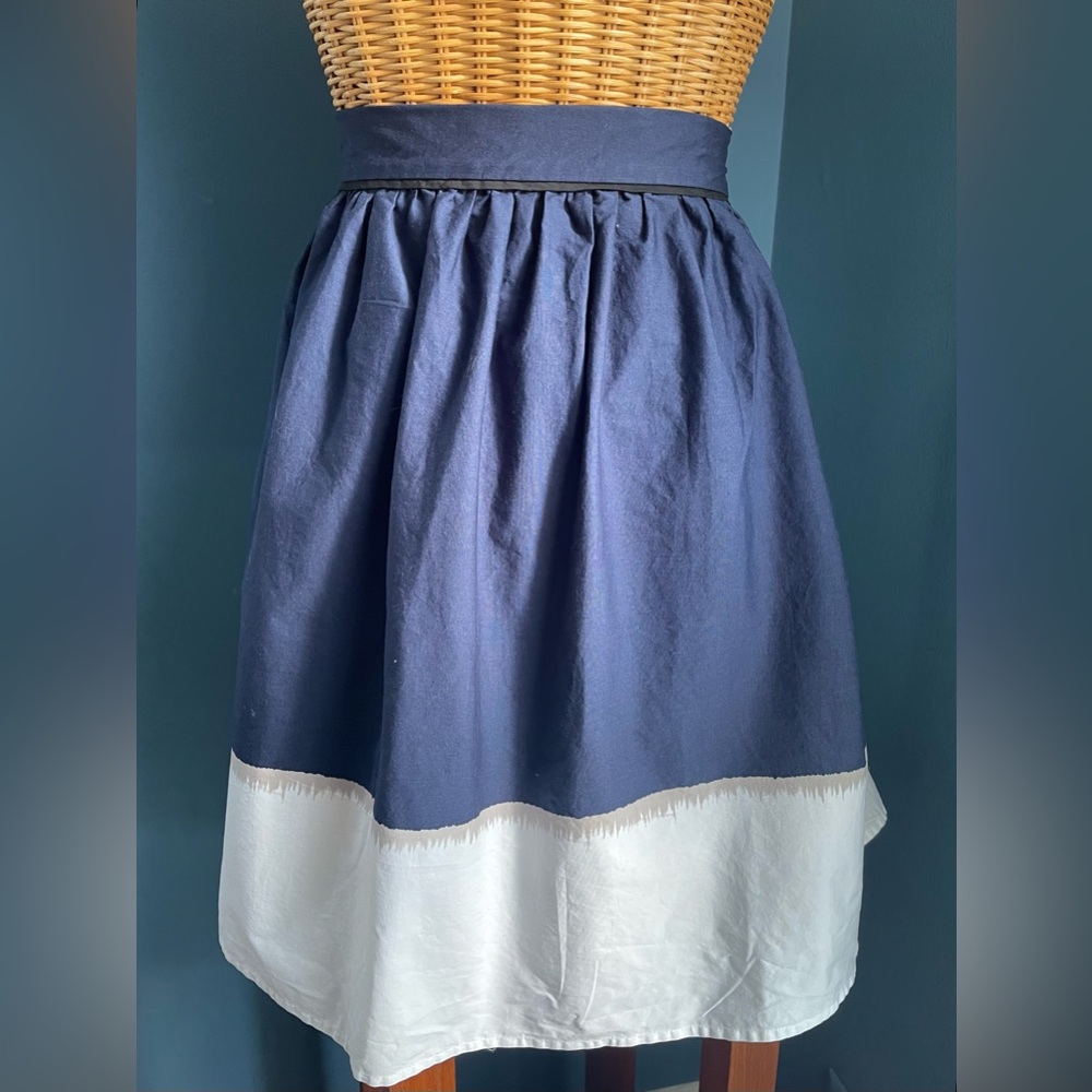 Reed Women’s Skirt. Size M. Navy, white and grey. 97% cotton 3% spandex.  EUC.